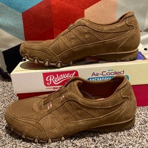 New in Box Womens Skechers Crossroads Slip On Sneakers Size 9.5